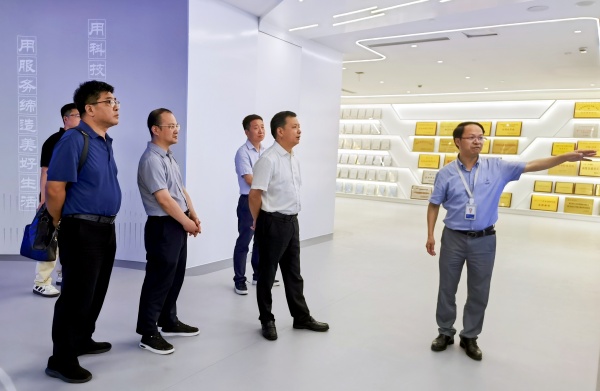 拱墅區(qū)人大常委會(huì)黨組書記、主任鮑一飛帶隊(duì)走訪托普云農(nóng)